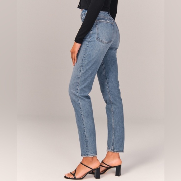 The Abercrombie High Rise Mom jean - Picture 9 of 11